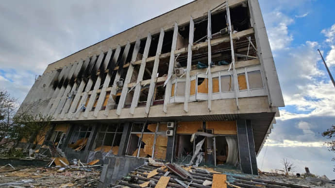 Russians hit Honchar library in Kherson