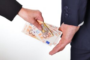 Hand över pengar i smyg