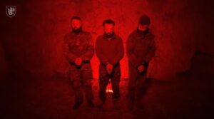 Fångar i röd belysning.