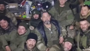 Ryska soldater i en trång miljö.