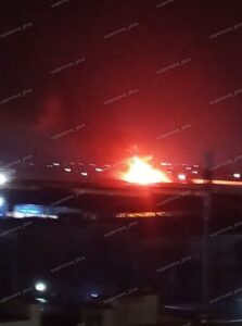 Eld och rök från explosion.